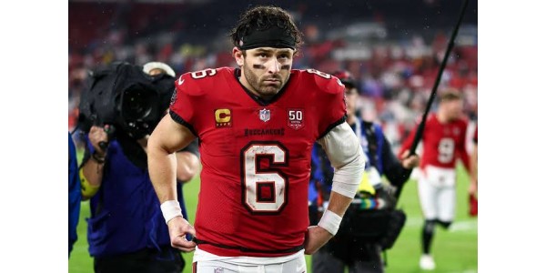 Les Buccaneers de Tampa Bay décident de porter à nouveau leur maillot blanc rétro fondateur pour la nouvelle saison Les Buccaneers de Tampa Bay décident de porter à nouveau leur maillot blanc rétro fondateur pour la nouvelle saison